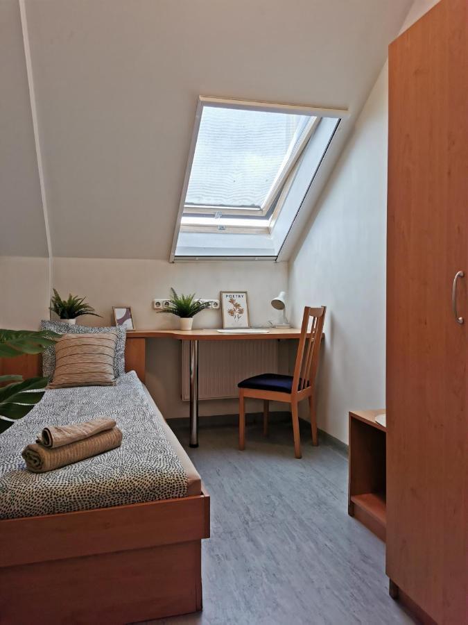 Hid Ifjusagi Szallo Hostel Dunaújváros Buitenkant foto