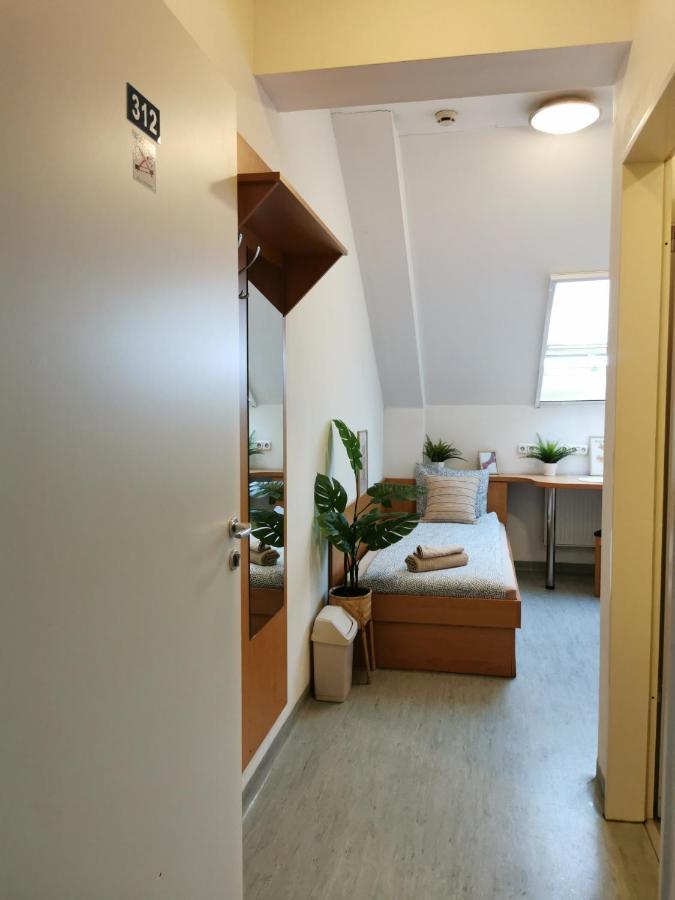Hid Ifjusagi Szallo Hostel Dunaújváros Buitenkant foto