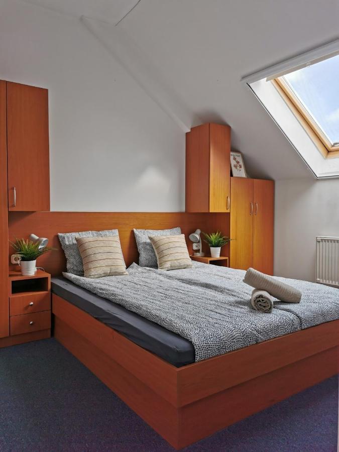 Hid Ifjusagi Szallo Hostel Dunaújváros Buitenkant foto
