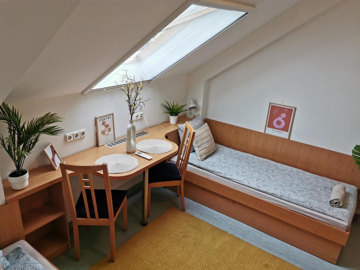 Hid Ifjusagi Szallo Hostel Dunaújváros Buitenkant foto